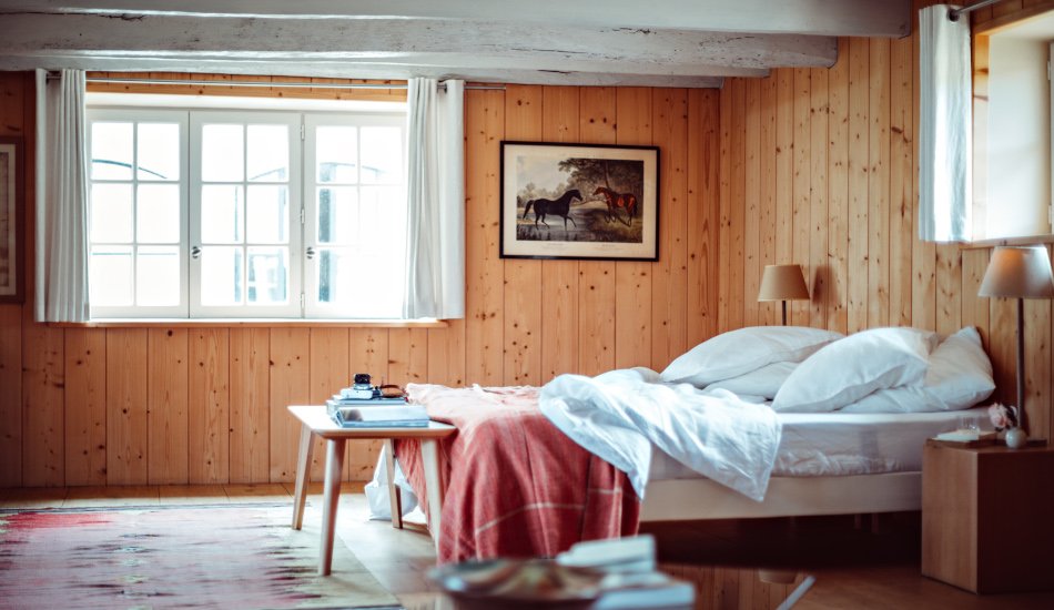 Chambre du rez-de-chaussée de la Dreuserie, aux murs boisés et à l'ambiance nordique