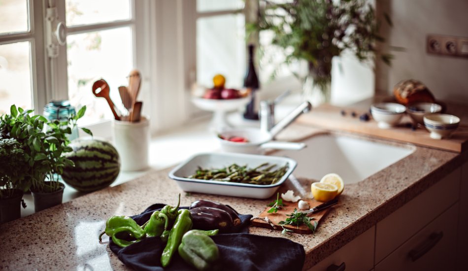 Un grand plan de travail en marbre pour la préparation de bons petits plats