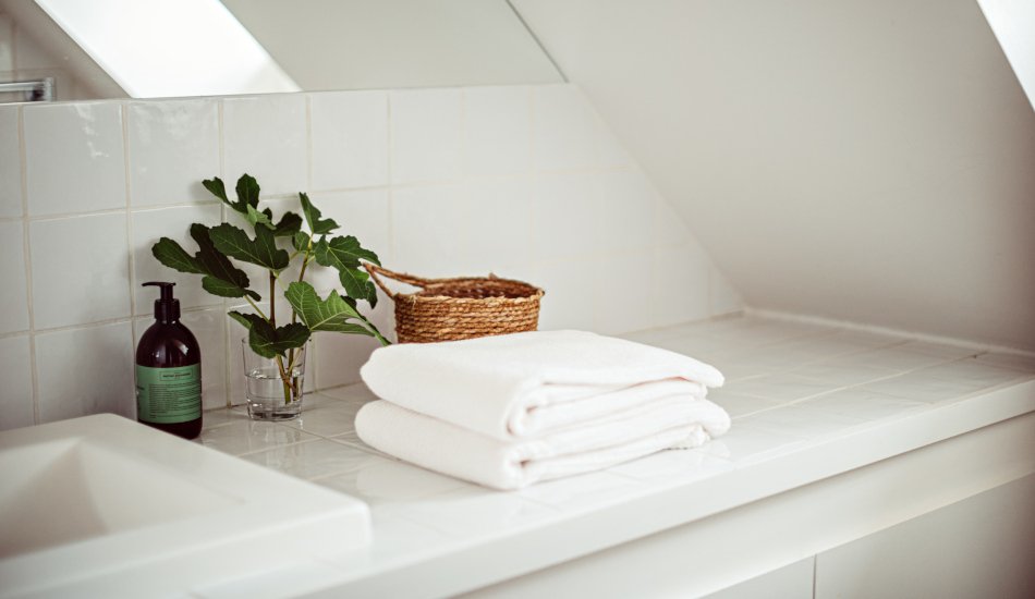 Salle de bain attenante à la chambre, le linge de toilette est fourni