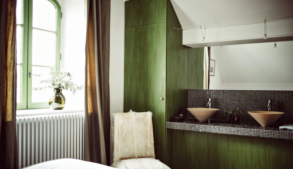 Chambre avec salle de bain verte, double vasque