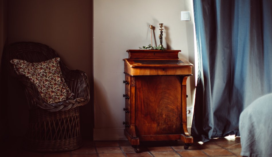 Secrétaire et fauteuil de la chambre du rez-de-chaussée