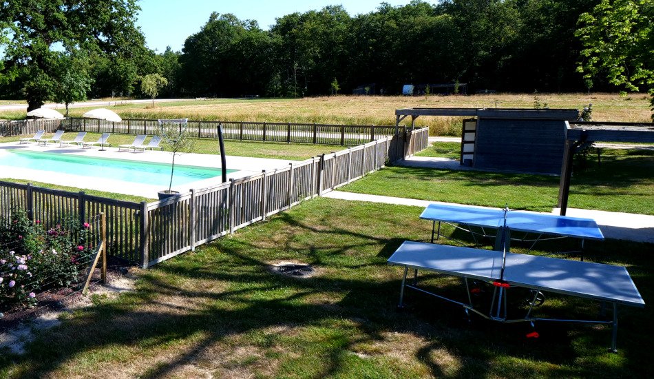 Tables de tennis de table autour de la piscine