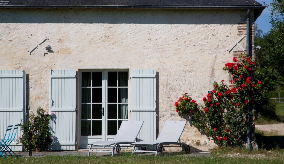 Terrasse avec transat et salon de jardin