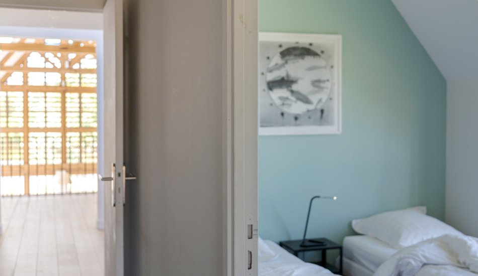 Chambre, porte ouverte sur le couloir