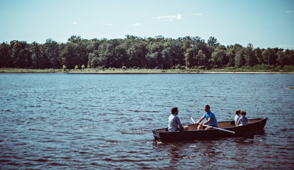 famille-barque-sur-l-etang.jpg