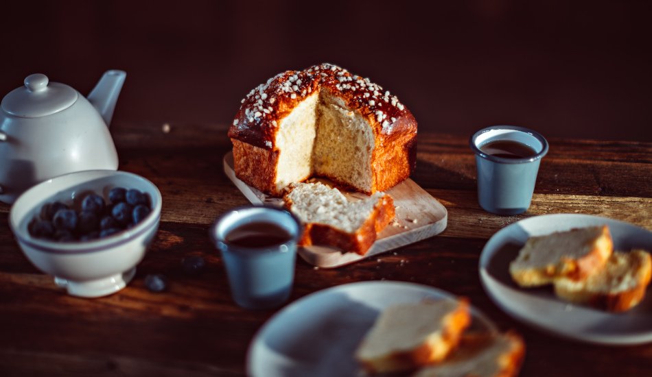 Brioche et thé pour le goûter