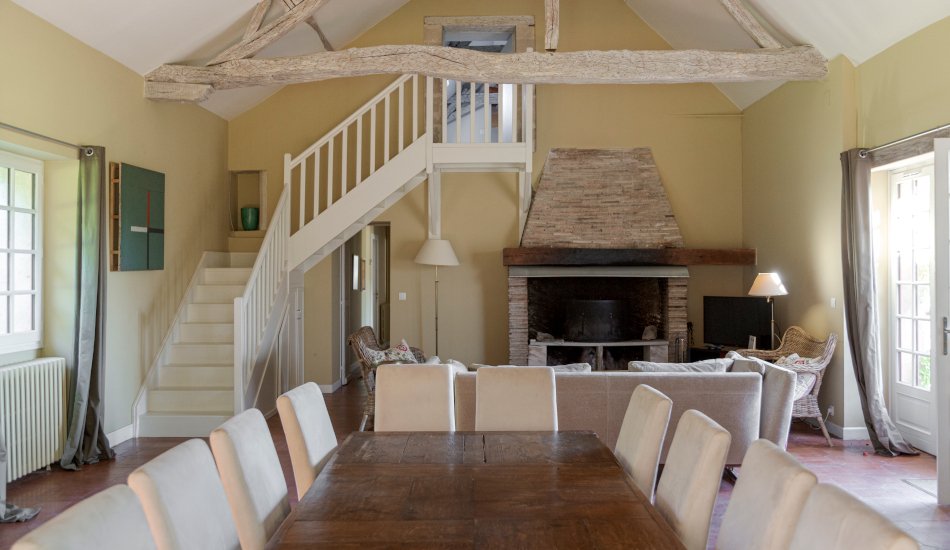 Le salon salle à manger avec cheminée