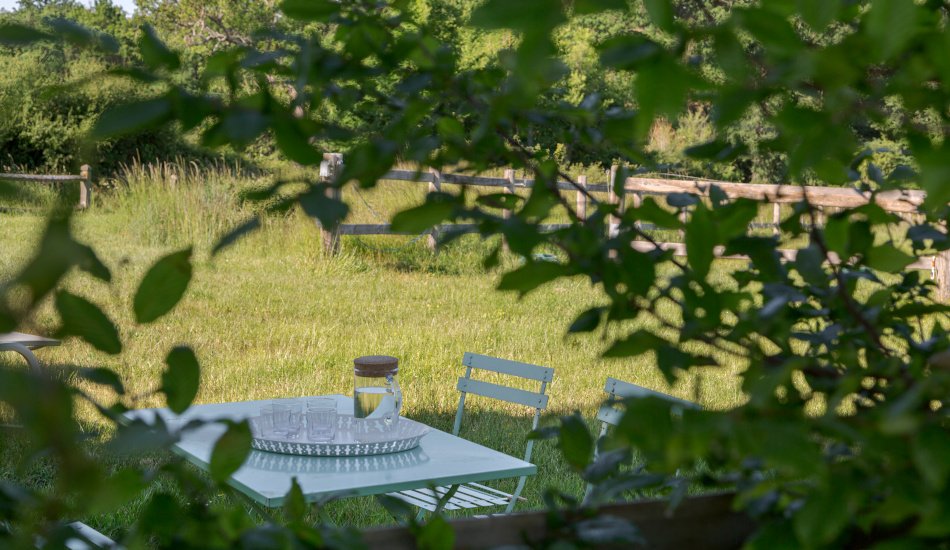 La terrasse avec mobilier de jardin