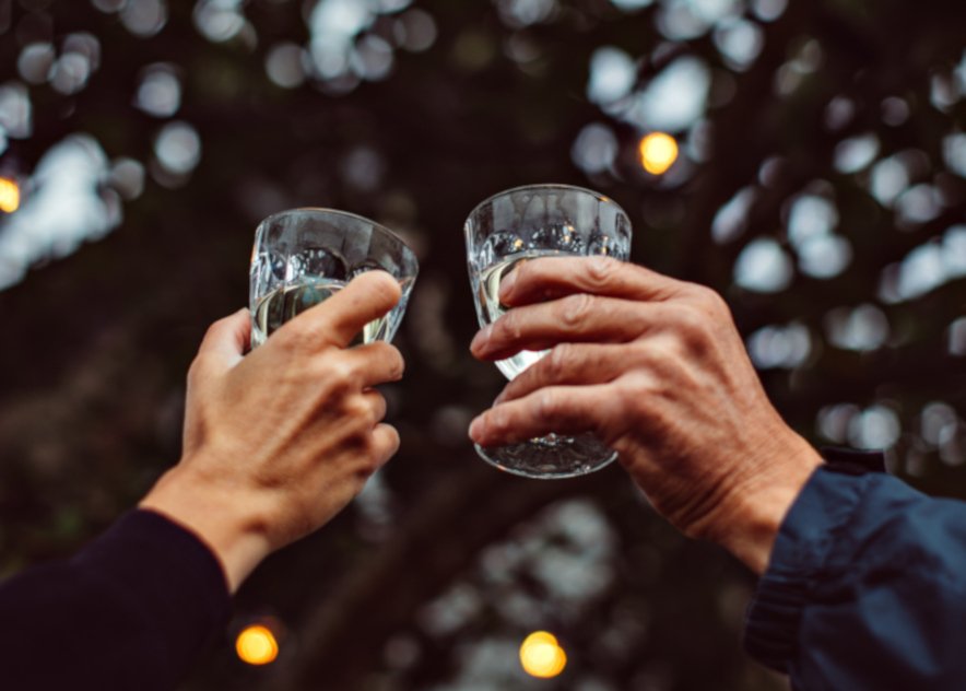 Verres de personnes qui trinquent