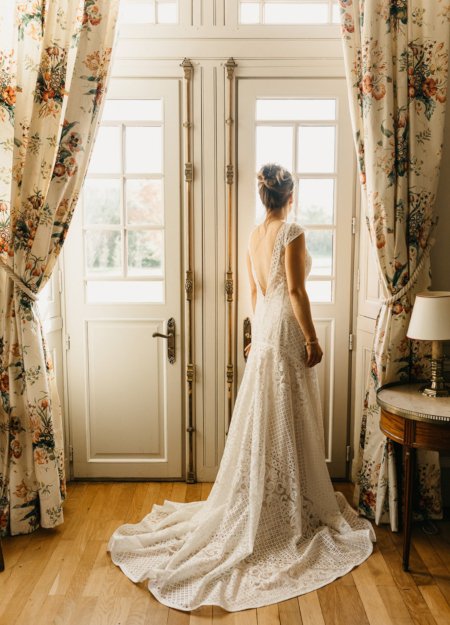 Mariée en robe dans la chambre des mariés