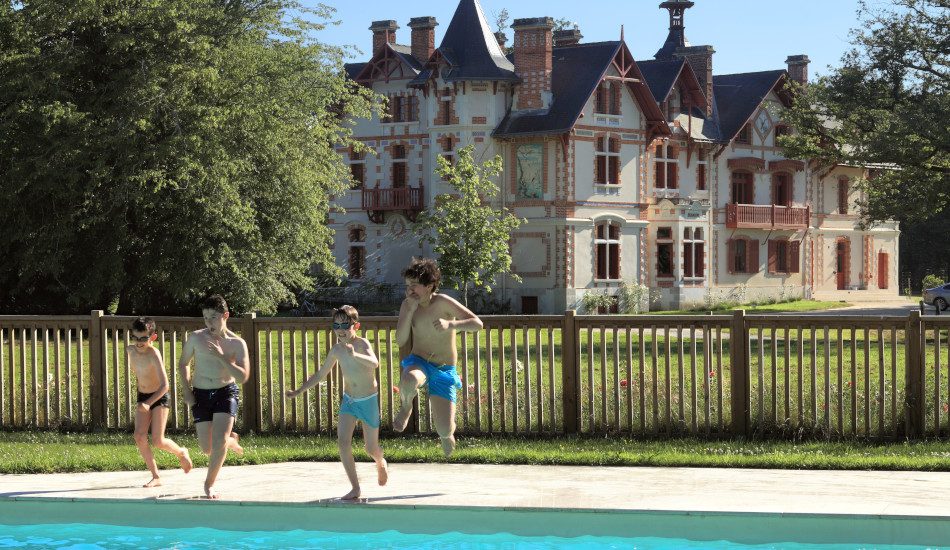 Enfants qui sautent dans la piscine