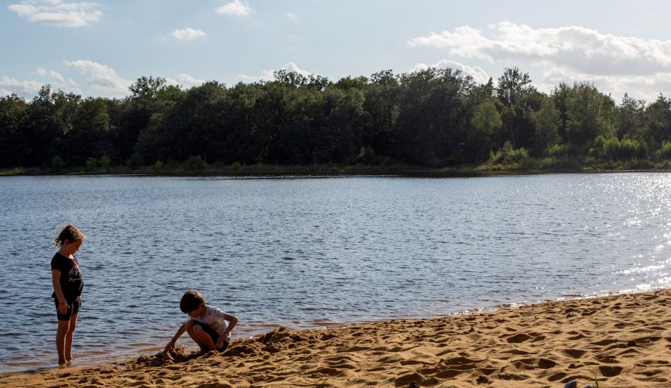 Enfants jouant sur la plage